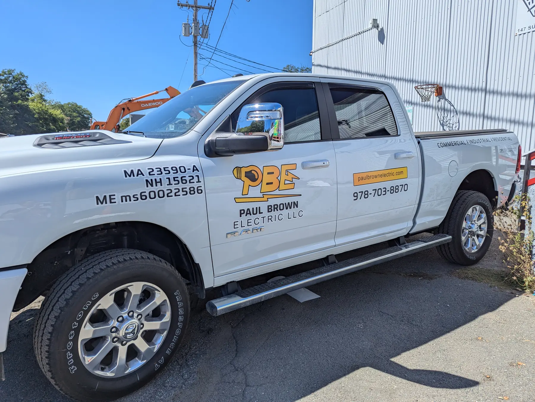 Camioneta pickup blanca de PBE Electrician con rotulación comercial coordinada